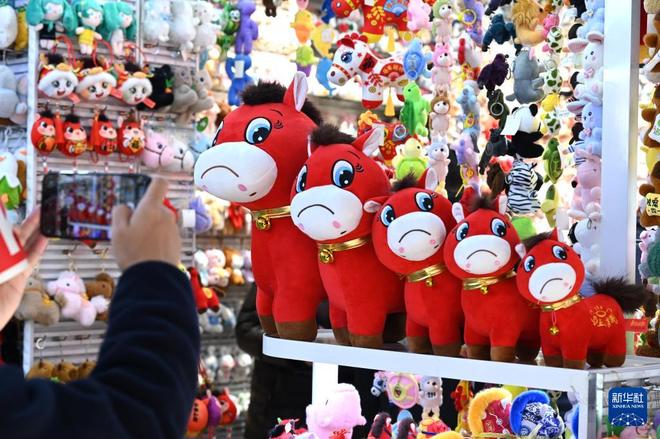 浙江義烏 “哭哭馬”意外走紅成爆款玩具，折射家居用品銷售新動向